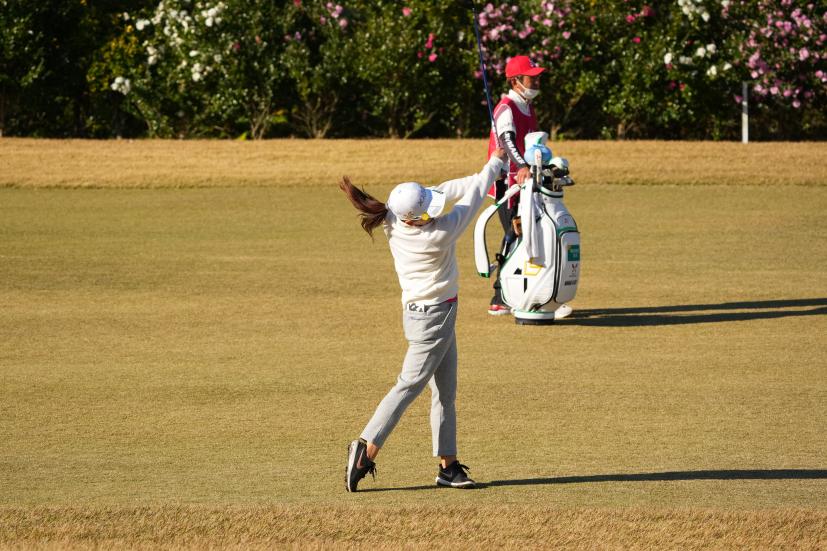 勝みなみのフェアウェイウッドスイング（前方）連続写真【2021年JLPGAツアーチャンピオンシップリコーカップ】