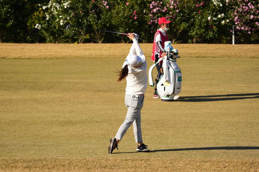 勝みなみのフェアウェイウッドスイング（前方）連続写真【2021年JLPGAツアーチャンピオンシップリコーカップ】