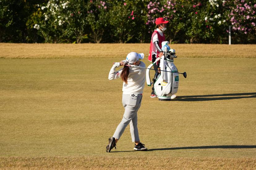 勝みなみのフェアウェイウッドスイング（前方）連続写真【2021年JLPGAツアーチャンピオンシップリコーカップ】