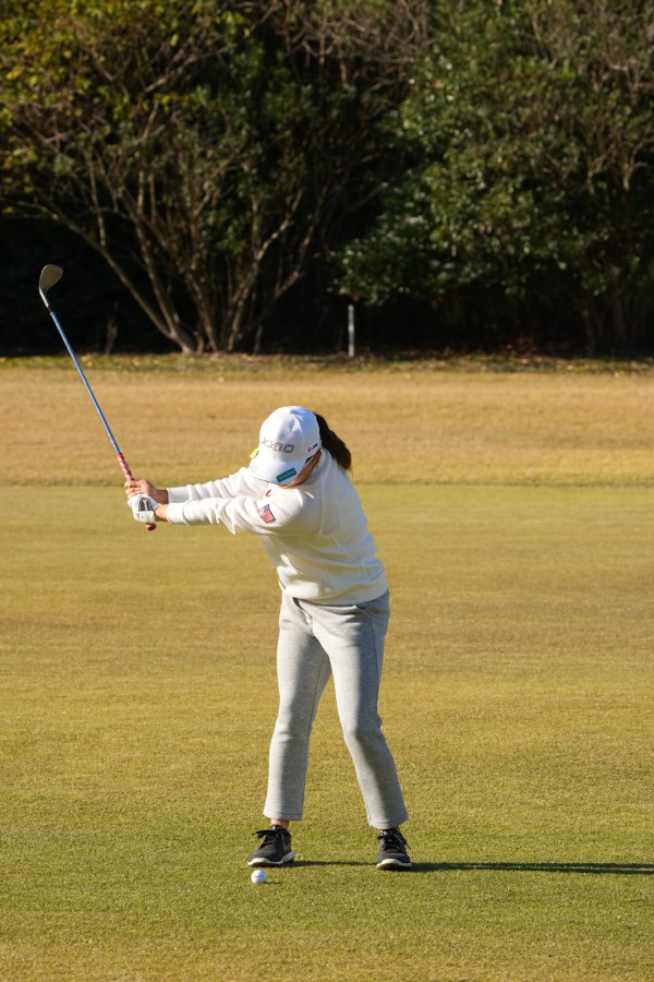 勝みなみのアイアンスイング（前方）連続写真【2021年JLPGAツアーチャンピオンシップリコーカップ】