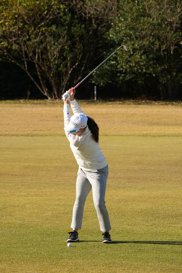 勝みなみのアイアンスイング（前方）連続写真【2021年JLPGAツアーチャンピオンシップリコーカップ】