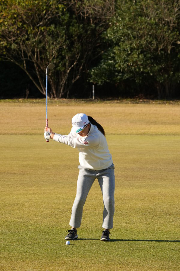 勝みなみのアイアンスイング（前方）連続写真【2021年JLPGAツアーチャンピオンシップリコーカップ】