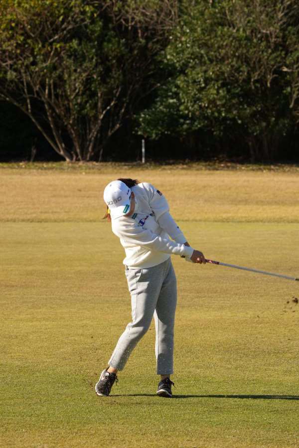 勝みなみのアイアンスイング（前方）連続写真【2021年JLPGAツアーチャンピオンシップリコーカップ】