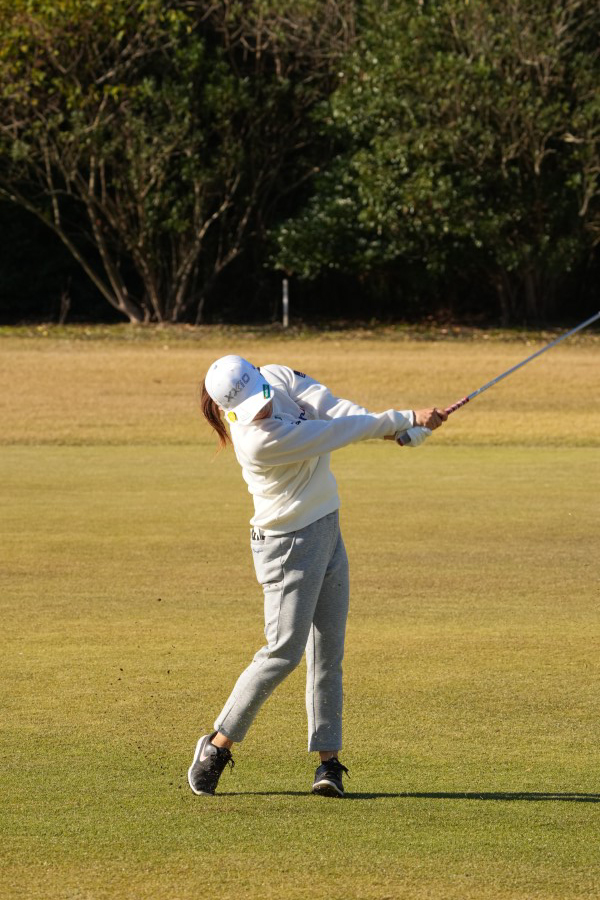 勝みなみのアイアンスイング（前方）連続写真【2021年JLPGAツアーチャンピオンシップリコーカップ】