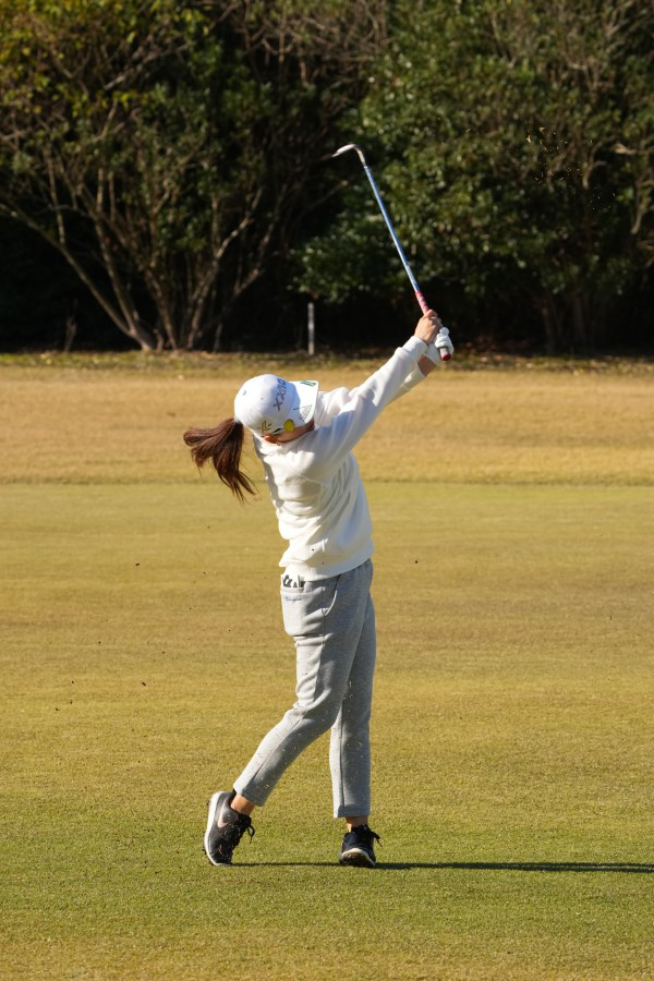 勝みなみのアイアンスイング（前方）連続写真【2021年JLPGAツアーチャンピオンシップリコーカップ】