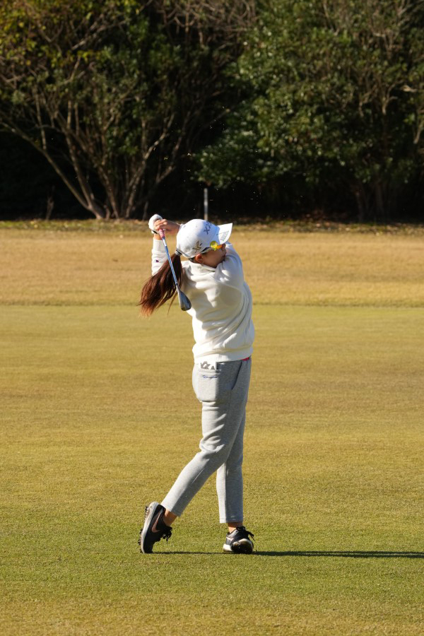 勝みなみのアイアンスイング（前方）連続写真【2021年JLPGAツアーチャンピオンシップリコーカップ】