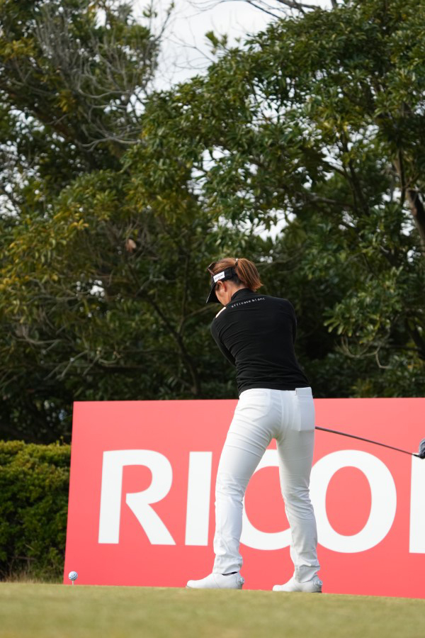 植竹希望のドライバースイング（後方）連続写真【2021年JLPGAツアーチャンピオンシップリコーカップ】