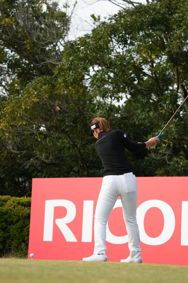 植竹希望のドライバースイング（後方）連続写真【2021年JLPGAツアーチャンピオンシップリコーカップ】