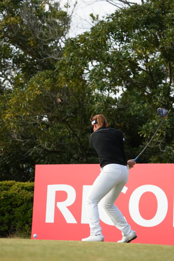 植竹希望のドライバースイング（後方）連続写真【2021年JLPGAツアーチャンピオンシップリコーカップ】