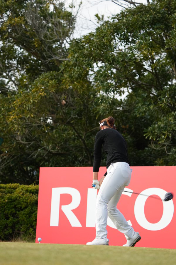 植竹希望のドライバースイング（後方）連続写真【2021年JLPGAツアーチャンピオンシップリコーカップ】