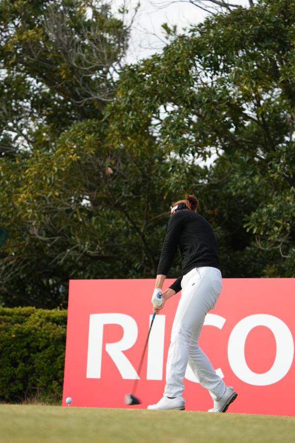 植竹希望のドライバースイング（後方）連続写真【2021年JLPGAツアーチャンピオンシップリコーカップ】