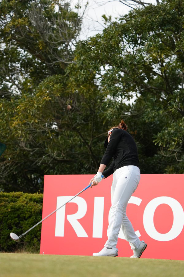 植竹希望のドライバースイング（後方）連続写真【2021年JLPGAツアーチャンピオンシップリコーカップ】