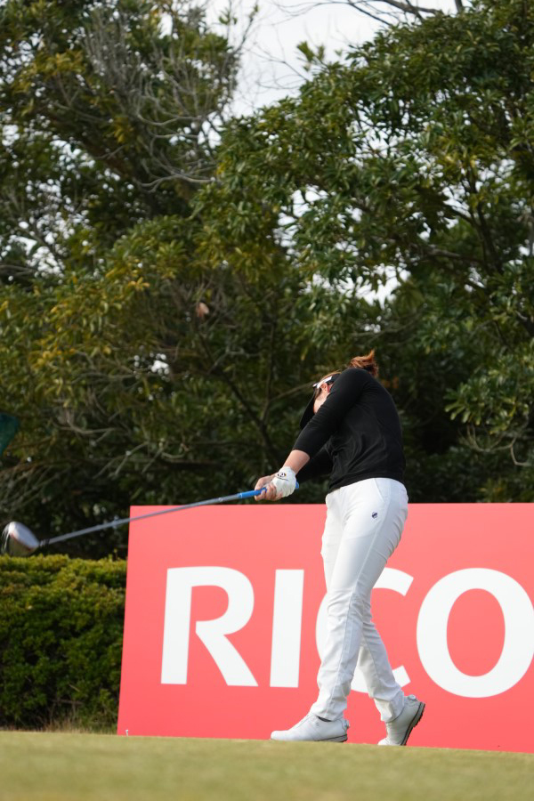 植竹希望のドライバースイング（後方）連続写真【2021年JLPGAツアーチャンピオンシップリコーカップ】