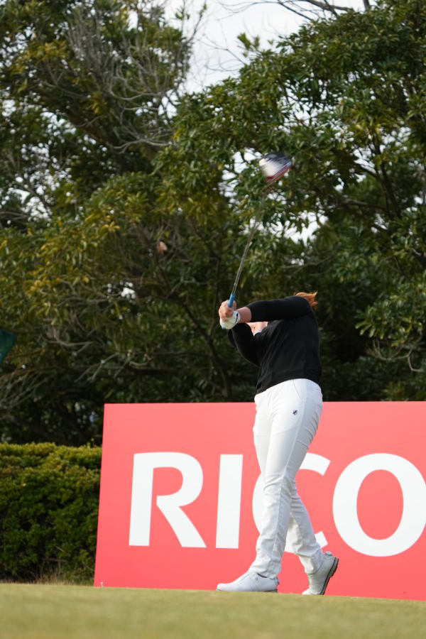 植竹希望のドライバースイング（後方）連続写真【2021年JLPGAツアーチャンピオンシップリコーカップ】