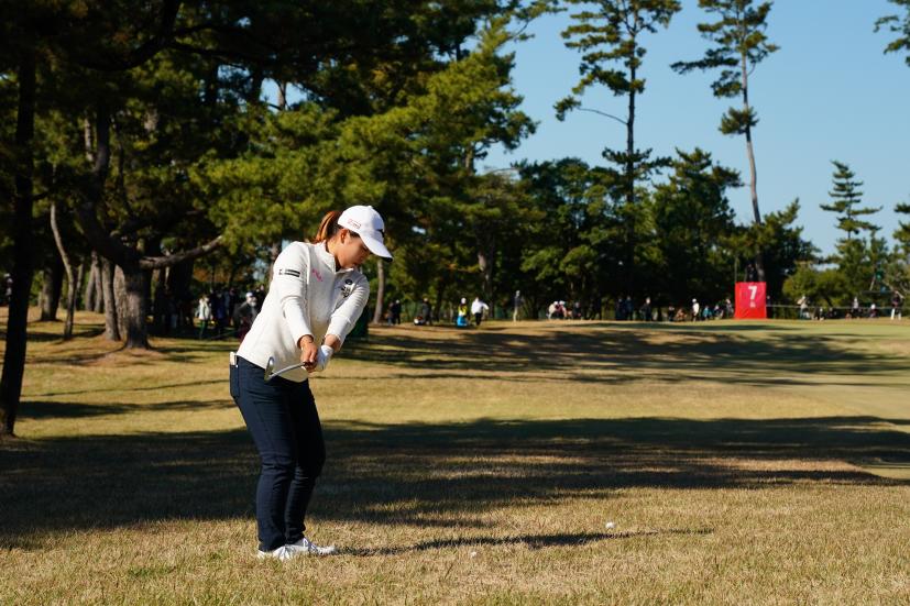 西郷真央のアイアンスイング（ラフ）連続写真【2021年JLPGAツアーチャンピオンシップリコーカップ】