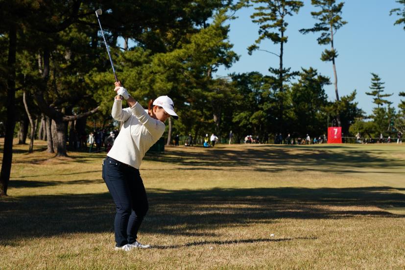 西郷真央のアイアンスイング（ラフ）連続写真【2021年JLPGAツアーチャンピオンシップリコーカップ】