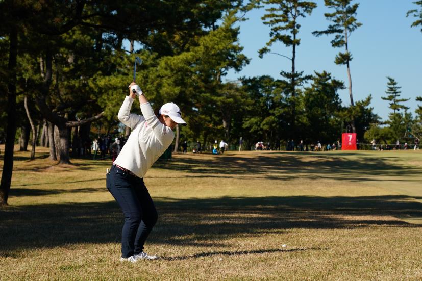 西郷真央のアイアンスイング（ラフ）連続写真【2021年JLPGAツアーチャンピオンシップリコーカップ】