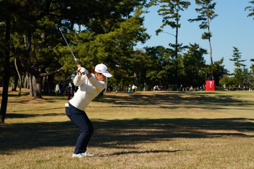 西郷真央のアイアンスイング（ラフ）連続写真【2021年JLPGAツアーチャンピオンシップリコーカップ】