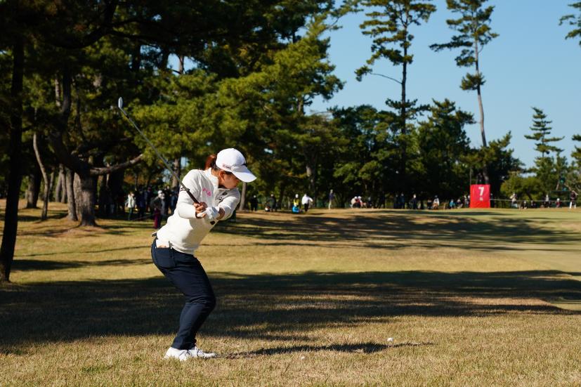 西郷真央のアイアンスイング（ラフ）連続写真【2021年JLPGAツアーチャンピオンシップリコーカップ】