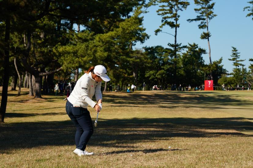 西郷真央のアイアンスイング（ラフ）連続写真【2021年JLPGAツアーチャンピオンシップリコーカップ】