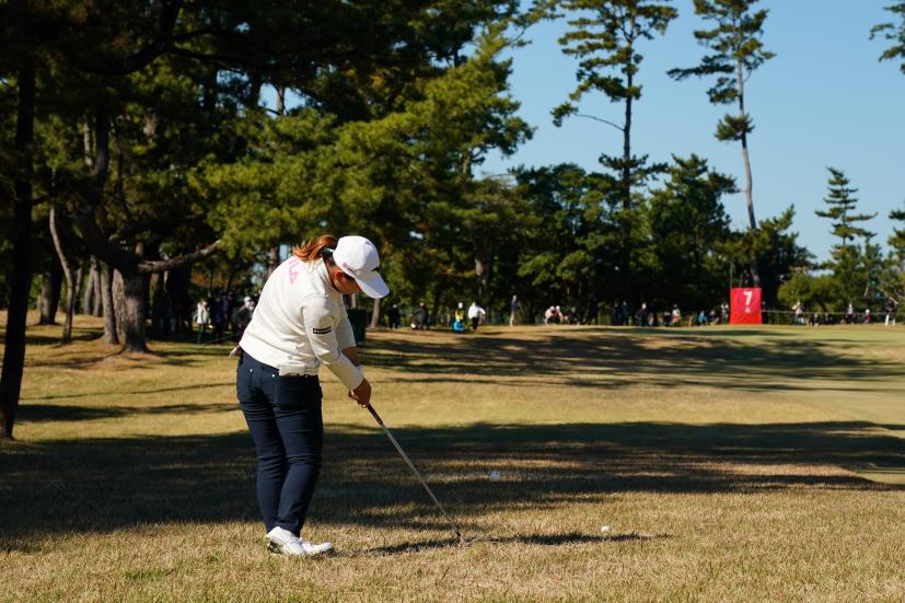 西郷真央のアイアンスイング（ラフ）連続写真【2021年JLPGAツアーチャンピオンシップリコーカップ】