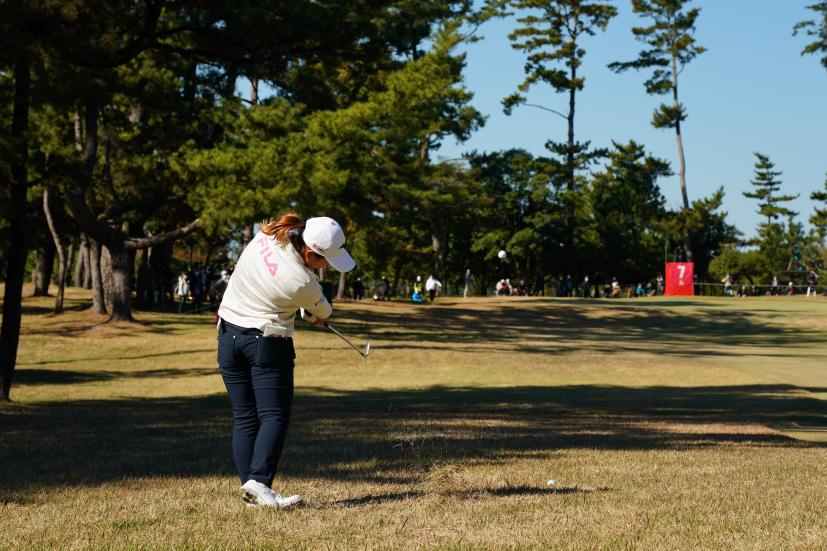 西郷真央のアイアンスイング（ラフ）連続写真【2021年JLPGAツアーチャンピオンシップリコーカップ】