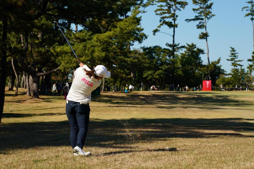 西郷真央のアイアンスイング（ラフ）連続写真【2021年JLPGAツアーチャンピオンシップリコーカップ】