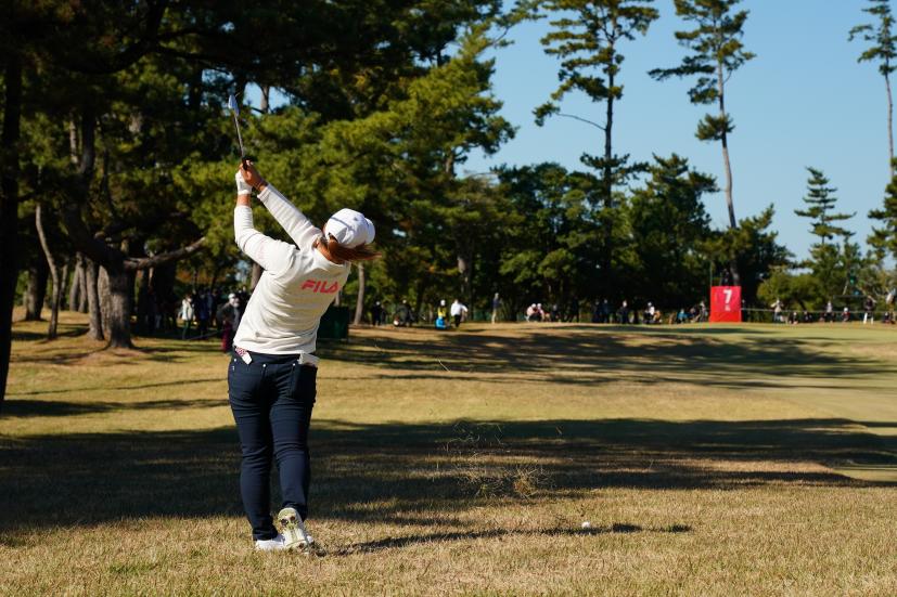 西郷真央のアイアンスイング（ラフ）連続写真【2021年JLPGAツアーチャンピオンシップリコーカップ】