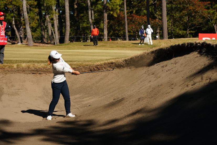 西郷真央のウェッジスイング（バンカー）連続写真【2021年JLPGAツアーチャンピオンシップリコーカップ】