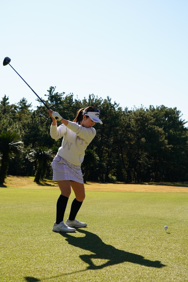 西村優菜のドライバースイング（斜め後方）連続写真【2021年JLPGAツアーチャンピオンシップリコーカップ】