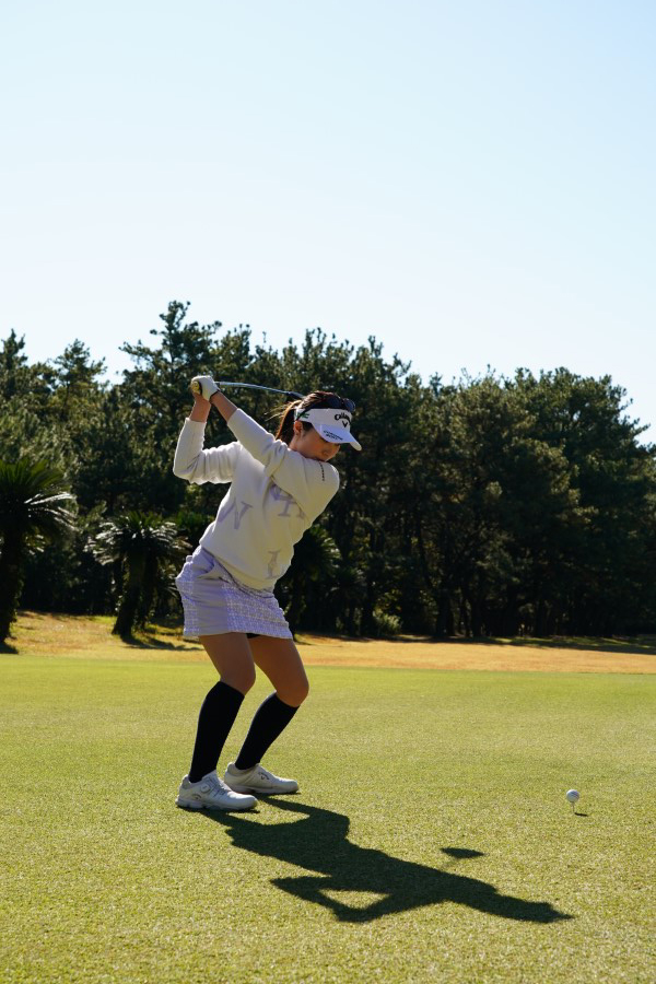 西村優菜のドライバースイング（斜め後方）連続写真【2021年JLPGAツアーチャンピオンシップリコーカップ】