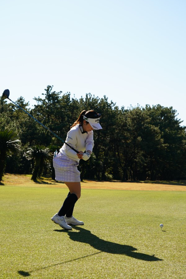 西村優菜のドライバースイング（斜め後方）連続写真【2021年JLPGAツアーチャンピオンシップリコーカップ】