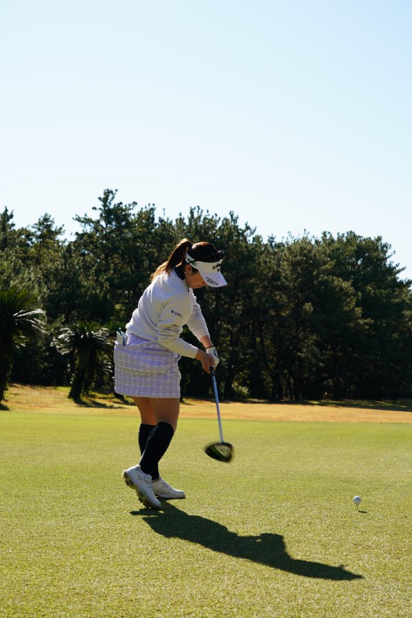 西村優菜のドライバースイング（斜め後方）連続写真【2021年JLPGAツアーチャンピオンシップリコーカップ】