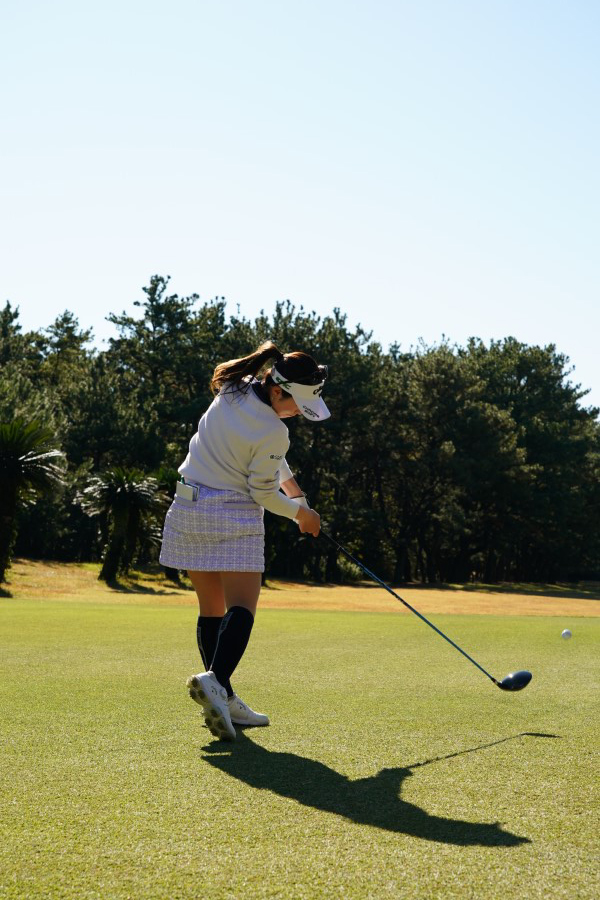 西村優菜のドライバースイング（斜め後方）連続写真【2021年JLPGAツアーチャンピオンシップリコーカップ】