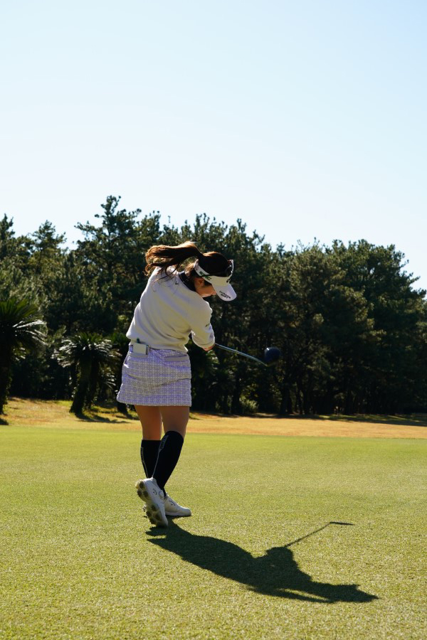 西村優菜のドライバースイング（斜め後方）連続写真【2021年JLPGAツアーチャンピオンシップリコーカップ】