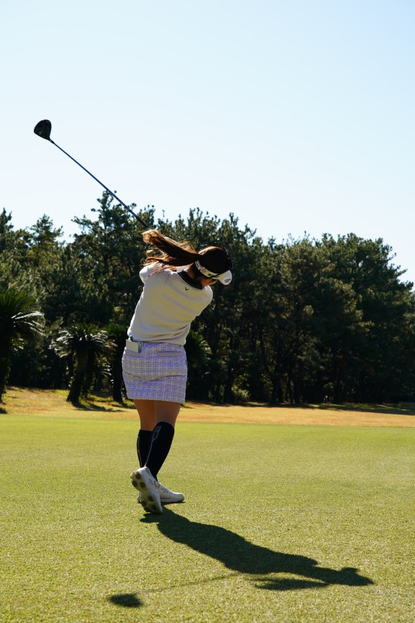 西村優菜のドライバースイング（斜め後方）連続写真【2021年JLPGAツアーチャンピオンシップリコーカップ】