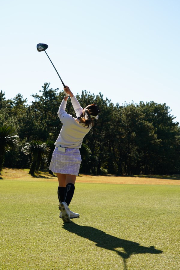 西村優菜のドライバースイング（斜め後方）連続写真【2021年JLPGAツアーチャンピオンシップリコーカップ】