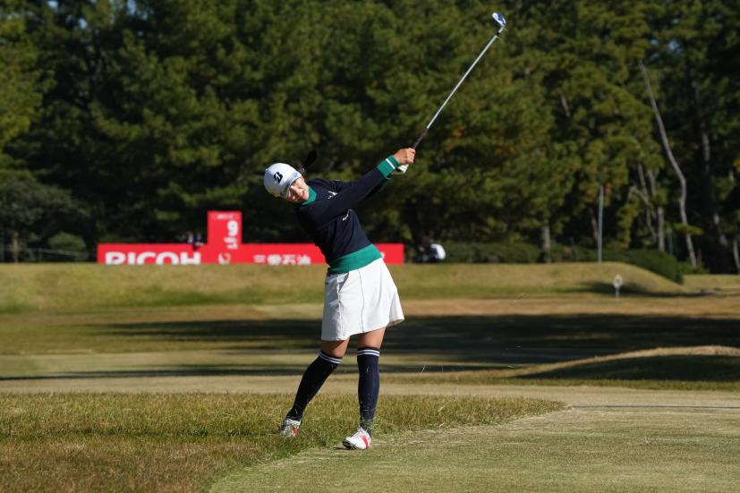 堀琴音のアイアンスイング（ラフ）連続写真【2021年JLPGAツアーチャンピオンシップリコーカップ】