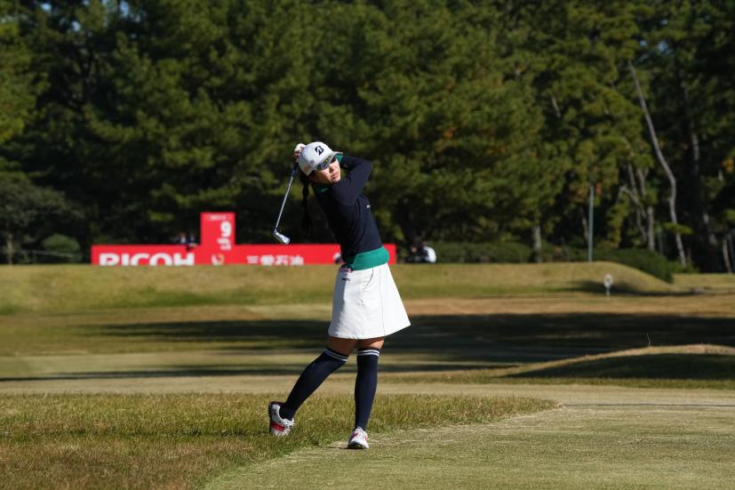 堀琴音のアイアンスイング（ラフ）連続写真【2021年JLPGAツアーチャンピオンシップリコーカップ】