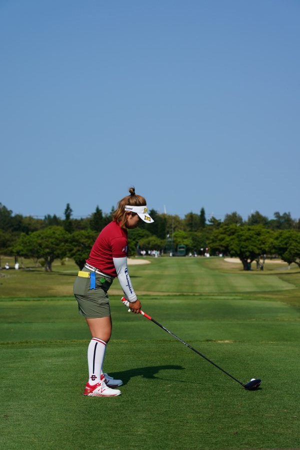 山下美夢有のドライバースイング（後方）連続写真【2022年ダイキンオーキッドレディスゴルフトーナメント】