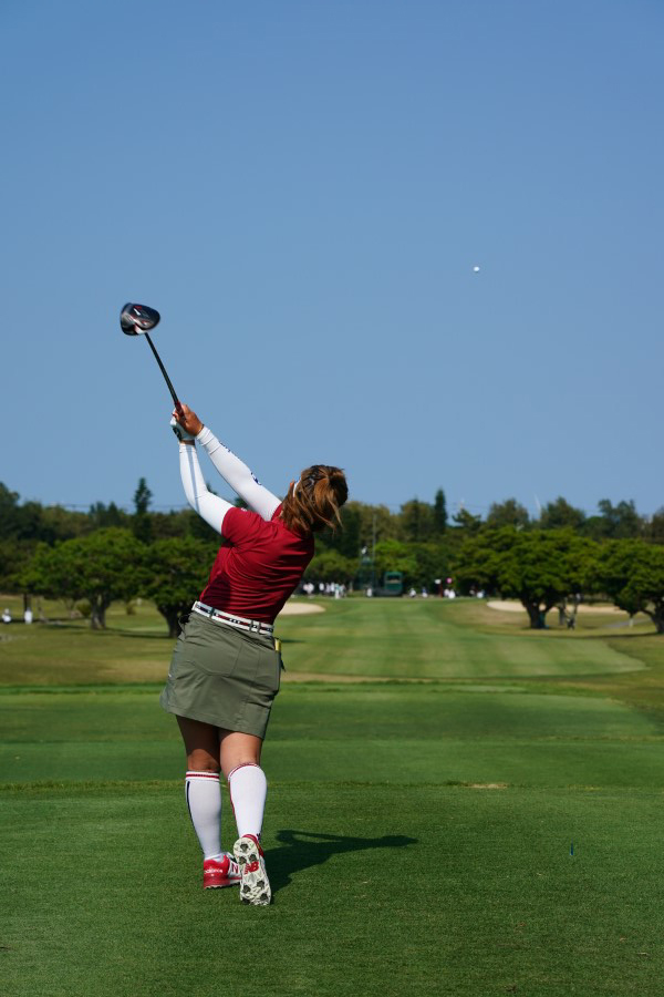 山下美夢有のドライバースイング（後方）連続写真【2022年ダイキンオーキッドレディスゴルフトーナメント】