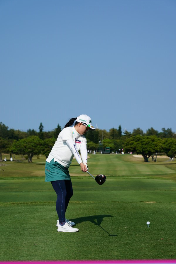 勝みなみのドライバースイング（後方）連続写真【2022年ダイキンオーキッドレディスゴルフトーナメント】
