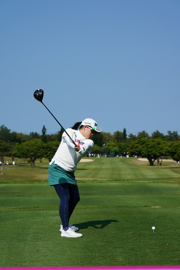 勝みなみのドライバースイング（後方）連続写真【2022年ダイキンオーキッドレディスゴルフトーナメント】