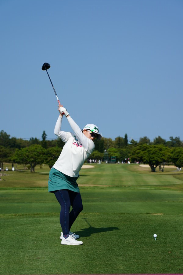 勝みなみのドライバースイング（後方）連続写真【2022年ダイキンオーキッドレディスゴルフトーナメント】