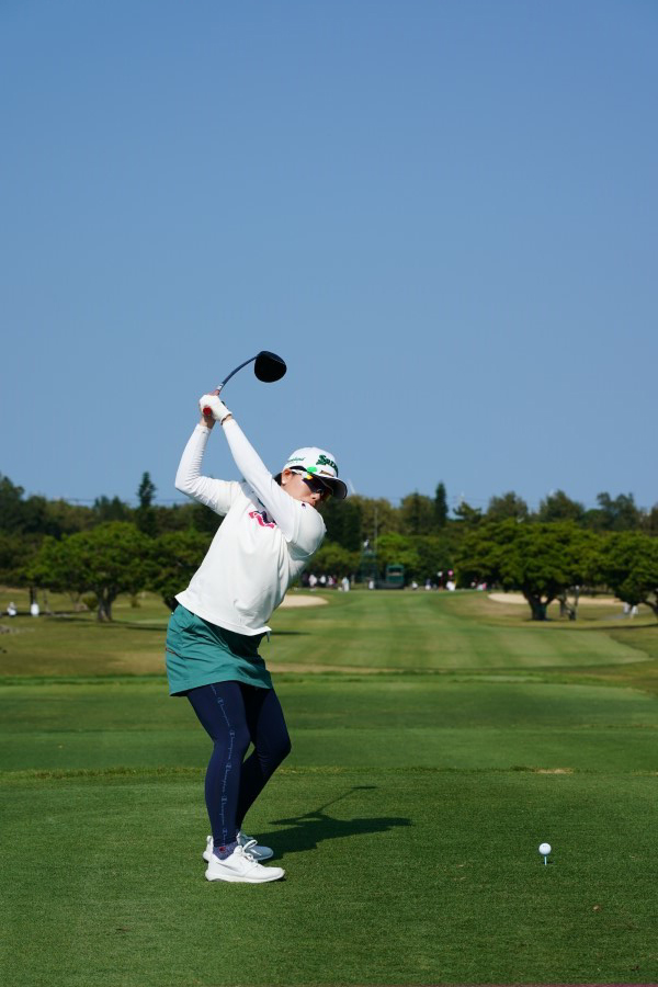 勝みなみのドライバースイング（後方）連続写真【2022年ダイキンオーキッドレディスゴルフトーナメント】