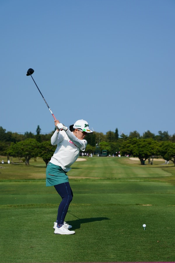 勝みなみのドライバースイング（後方）連続写真【2022年ダイキンオーキッドレディスゴルフトーナメント】