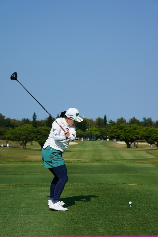 勝みなみのドライバースイング（後方）連続写真【2022年ダイキンオーキッドレディスゴルフトーナメント】