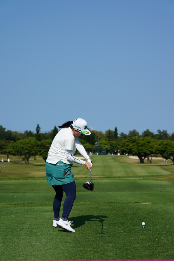 勝みなみのドライバースイング（後方）連続写真【2022年ダイキンオーキッドレディスゴルフトーナメント】
