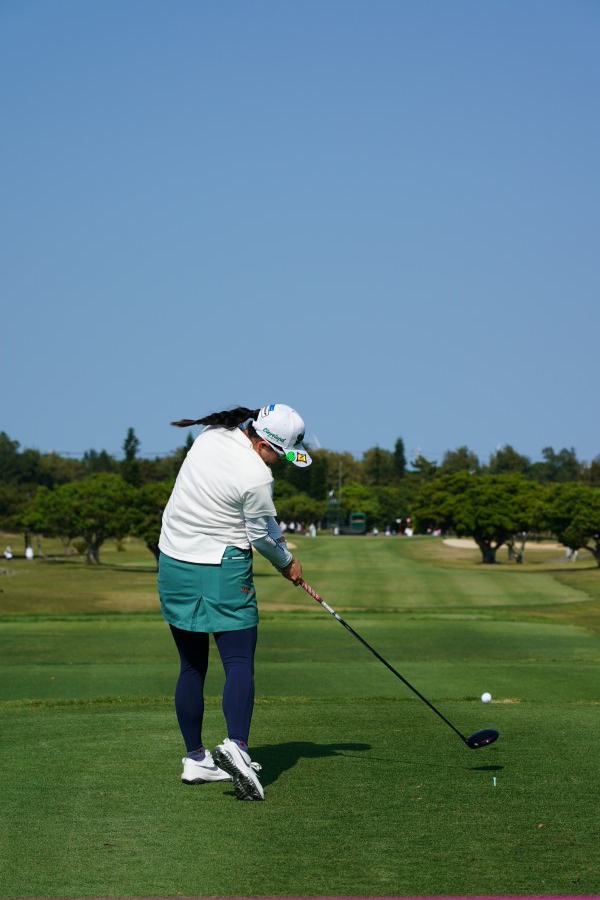 勝みなみのドライバースイング（後方）連続写真【2022年ダイキンオーキッドレディスゴルフトーナメント】