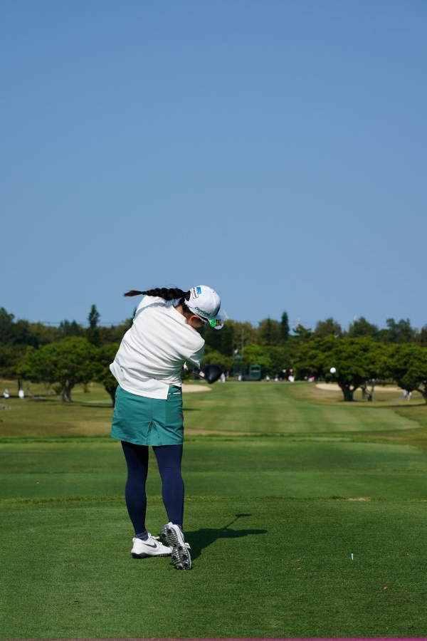 勝みなみのドライバースイング（後方）連続写真【2022年ダイキンオーキッドレディスゴルフトーナメント】